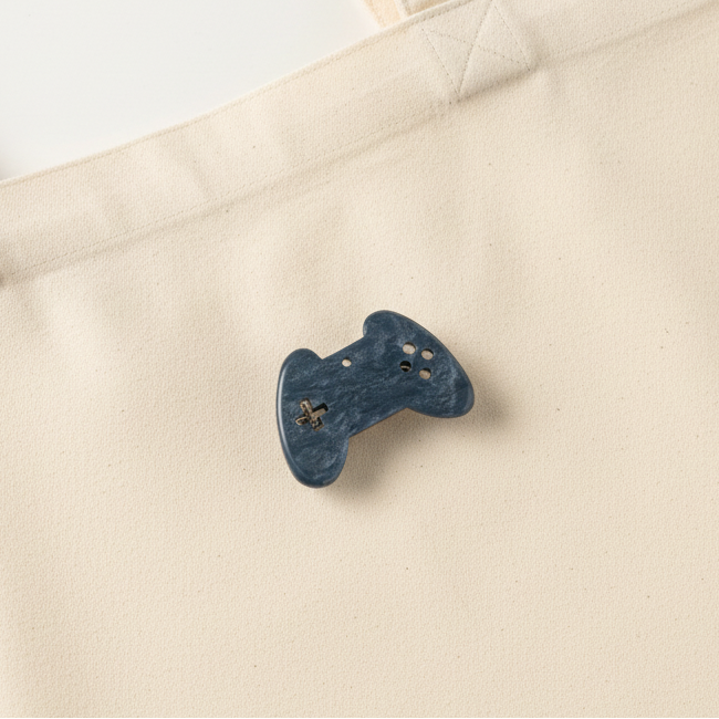 上から斜めに撮影したコントローラーのブローチ付きトートバッグ