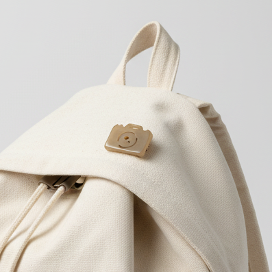 とても小さなカメラのブローチ付きリュックサック